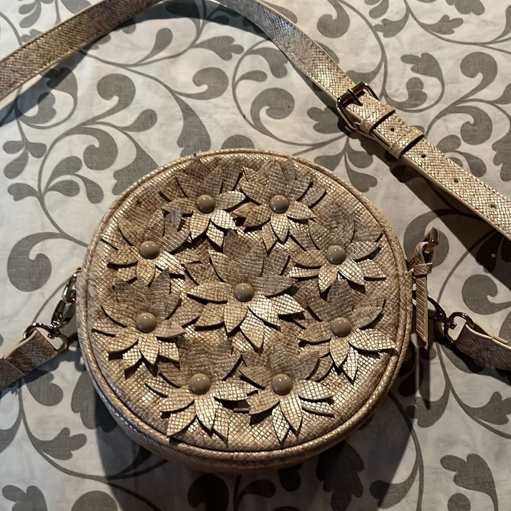 Round flower design crossbody-great condition never used